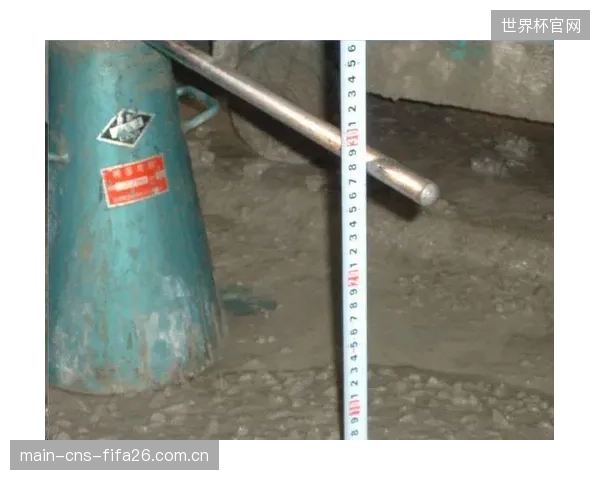 超过90%的施工延误源于此：聚羧酸减水剂配比失当导致的坍落度损失，是大型体育馆地面工程的最大“隐形杀手